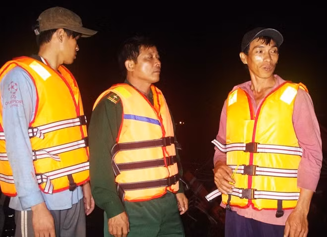 Hai ngư dân (bên trái và phải) đã được Bộ đội biên phòng Bình Định cứu nạn. Ảnh: Công Cường