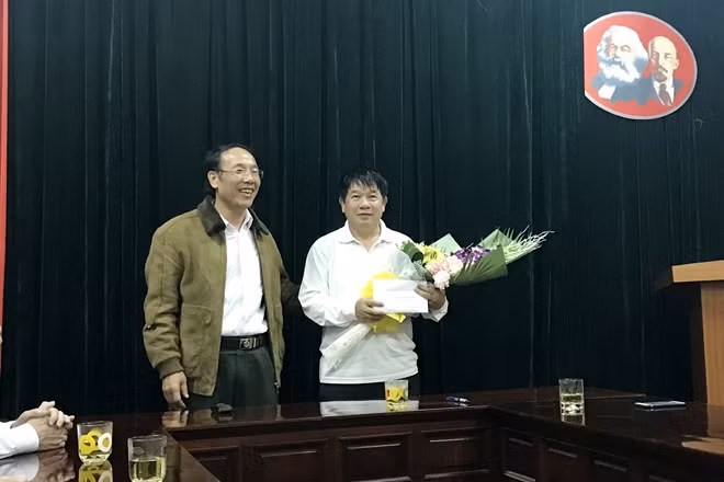 Thiếu tướng Sùng A Hồng, Giám đốc Công an tỉnh tặng hoa chúc mừng và thưởng nóng cho Ban Chuyên án 50 triệu đồng.