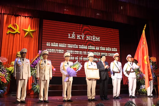 Đồng chí Trần Văn Sơn trao Huân chương Bảo vệ Tổ quốc hạng Ba cho tập thể Công an tỉnh Điện Biên.