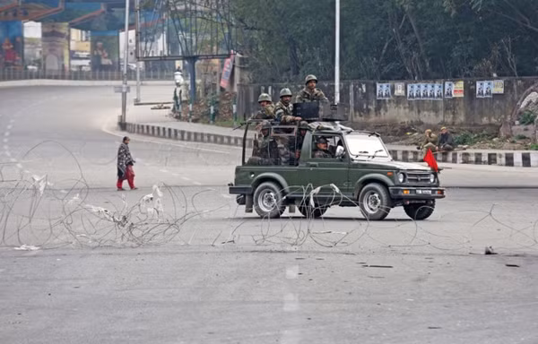 Binh sỹ Ấn Độ tuần tra tại Kashmir. Ảnh: Reuters