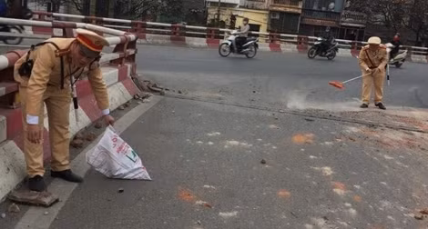 CSGT thu dọn đống đất gây ùn tắc cầu Chương Dương 