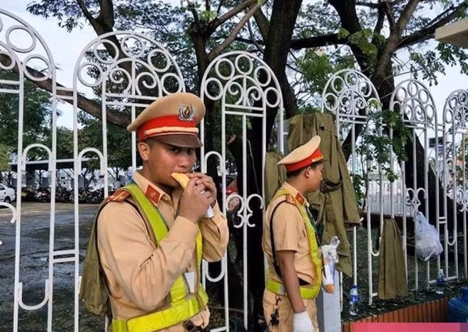 Bữa ăn đơn giản và vội vã của các chiến sĩ cảnh sát làm nhiệm vụ tại APEC.