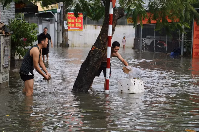 Người dân ứng phó với các địa điểm ngập úng nặng.