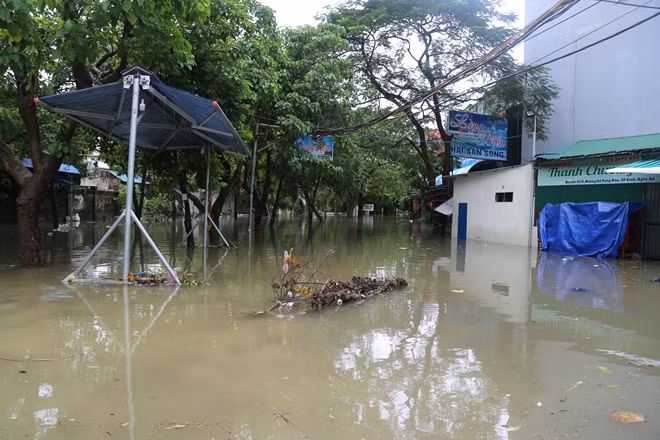 Các tuyến phố ngập lụt sâu trên địa bàn TP Vinh.
