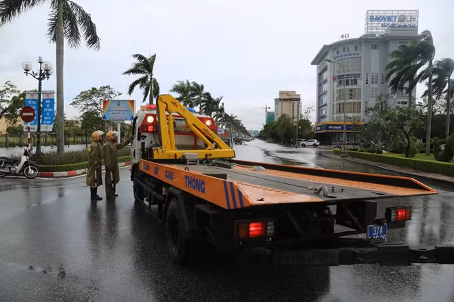 Lực lượng cứu hộ giao thông tham gia xử lý.