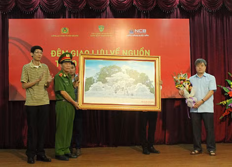 Thiếu tướng Nguyễn Đức Thịnh, Cục trưởng C46; Đại tá Lê Hồng Nam, Phó Cục trưởng C46 và Ông Nguyễn Tiến Dũng, Trưởng ban Chiến lược và phát triển Ngân hàng TMCP Quốc dân tặng quà lưu niệm cho Công an tỉnh Tuyên Quang và PC46 Công an tỉnh Tuyên Quang.