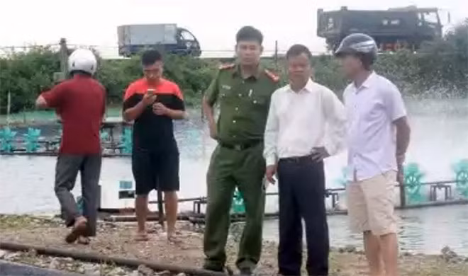 Lực lượng chức năng kiểm tra hiện trường tôm chết hàng loạt tại huyện Kiến Thụy.