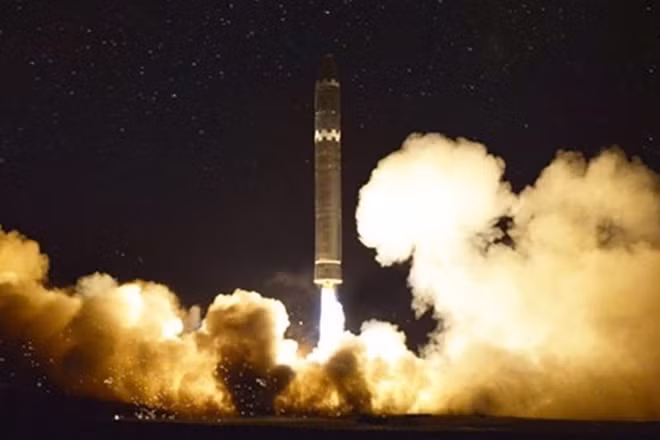Hình ảnh vụ thử tên lửa Hwasong-15 hôm 29-11 của CHDCND Triều Tiên. Ảnh: KCNA