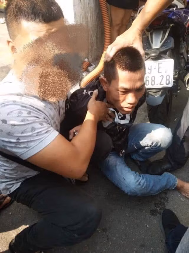Tên trộm bị quật ngã.