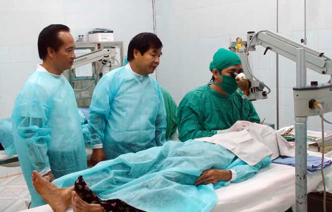 Các bác sỹ Bệnh viện STO Phương Đông đang phẫu thuật mắt cho người nghèo.