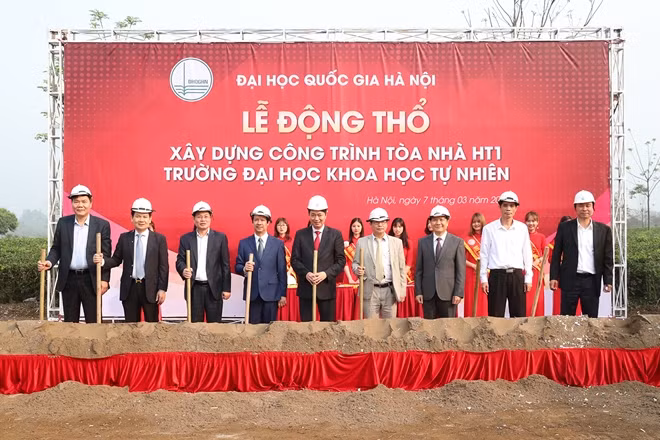 Lãnh đạo ĐHQGHN và ĐH Khoa học tự nhiên khởi công công trình.