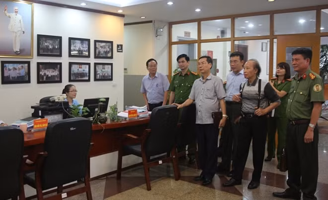 Công an tỉnh Quảng Ninh và lãnh đạo một số cơ quan báo chí thăm Trung tâm hành chính công.