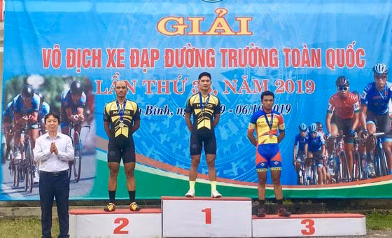 Tay đua Quàng Văn Cường trên bục nhận HCV tại Giải xe đạp đường trường toàn quốc năm 2019.