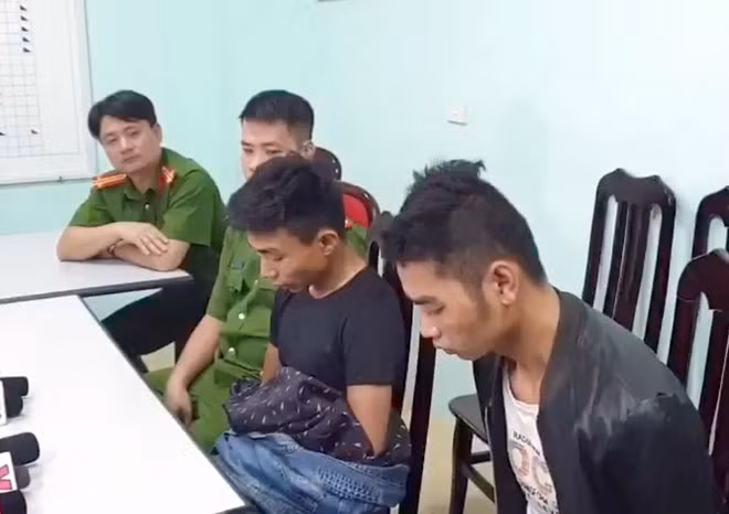 Cán bộ điều tra Công an quận Bắc Từ Liêm lấy lời khai 2 đối tượng.
