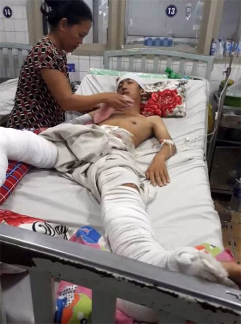 Chị Lan đang chăm sóc cho cháu Nguyên tại bệnh viện.