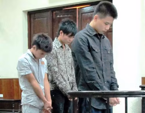 Lưu Công Hoàng tại phiên xử sơ thẩm và phúc thẩm. Lưu Công Hoàng tại phiên xử sơ thẩm và phúc thẩm.