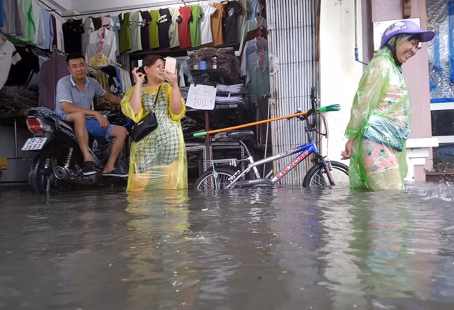 Trận mưa ngập làm đảo lộn sinh hoạt hàng ngày.