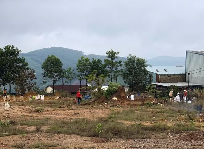 Các đối tượng đào lấy đất, đá để xay, chế biến lấy vàng không phép. - Ảnh: MT