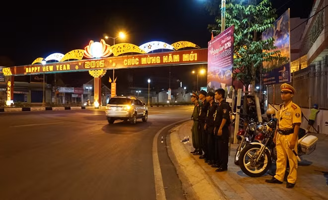 Lực lượng CSGT, Cảnh sát cơ động Công an tỉnh Bình Dương đang điều tiết giao thông ở giao lộ trong đêm giao thừa.