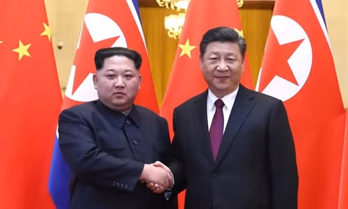 Chủ tịch Trung Quốc Tập Cận Bình (phải) bắt tay nhà lãnh đạo Triều Tiên Kim Jong-un. Ảnh:CGTN