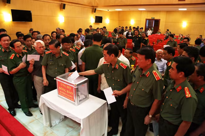 Các đại biểu dự Hội thảo quyên góp ủng hộ đồng bào các tỉnh Tây Bắc bị thiệt hại do lũ lụt.