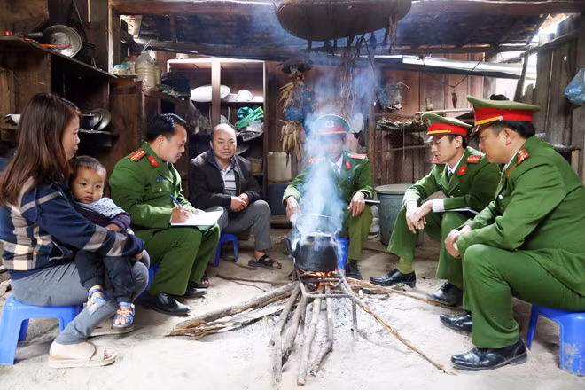 Công an Nghệ An tăng cường lực lượng cắm bản, tuyên truyền pháp luật, đảm bảo ANTT vùng biên giới.