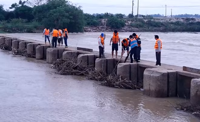 Cảnh sát PCCC tỉnh Bình Định tìm kiếm thi thể nạn nhân Nguyễn Thị Thanh Tâm tại đập Thạnh Hòa ở phường An Nhơn, thị xã An Nhơn.