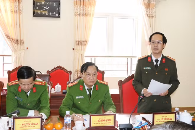 Đại tá Lê Văn Sao báo cáo kết quả các mặt công tác Công an trong thời gian qua.