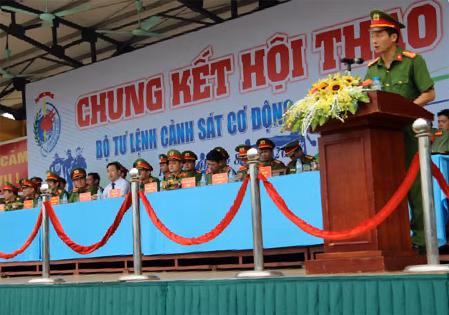 Đại tá Vũ Hồng Văn báo cáo kết quả thi đấu giai đoạn 1 của hội thao.