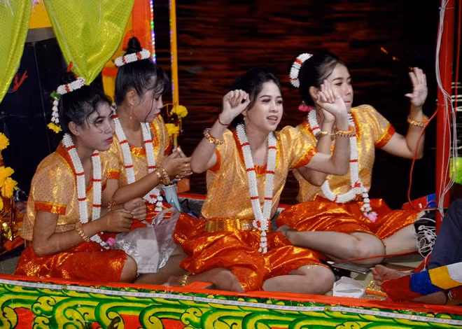 Thiếu nữ Khmer múa hát trên ghe Cà Hâu.