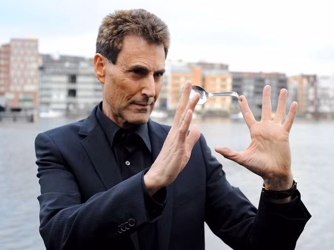 Uri Geller dùng tư tưởng để uốn cong chiếc thìa bằng thép không gỉ