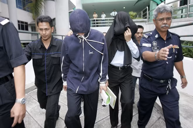 2 sát thủ Azilah và Sirul, cận vệ của ông Najib Razak, được áp giải đến tòa án vì vụ sát hại Altantuya.
