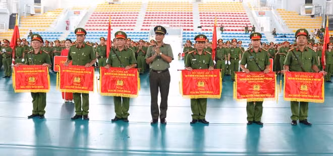 Đại tá Lê Hồng Hiệp, Phó Cục trưởng Cục Công tác Đảng và Công tác chính trị trao giải toàn đoàn cho 6 đơn vị đạt giải tại bảng thi số 10.