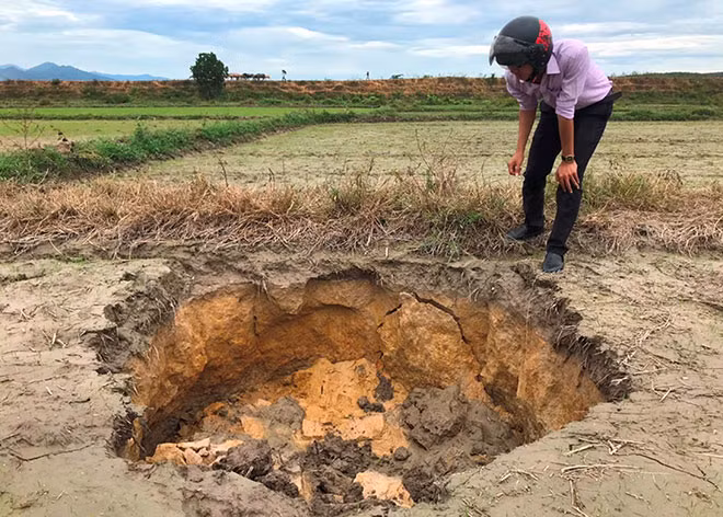 Cánh đồng ở xã Phong Xuân nằm gần mỏ đá vôi có nhiều hố sụt lún.