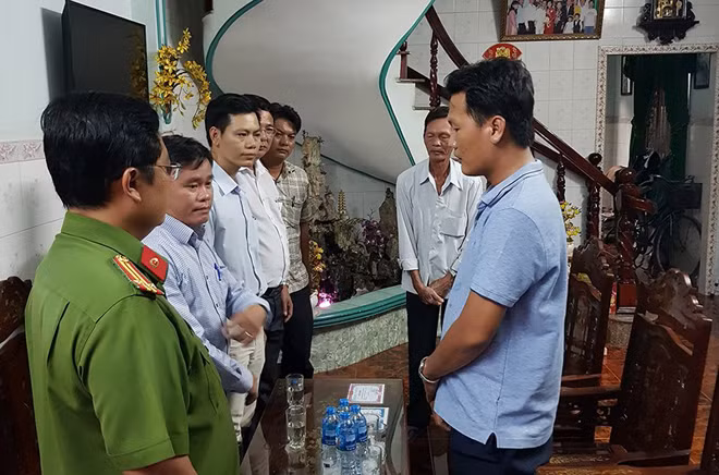 Ông Nguyễn Gia Thái Bình, Phó Chủ tịch UBND quận Bình Tân (thứ 2 từ trái qua), đại diện quận đến thăm hỏi, động viên ông Nguyễn Quang Vinh.