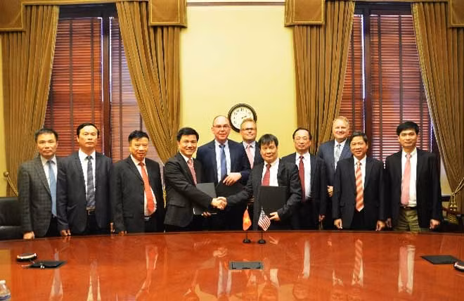 Thiếu tướng Nguyễn Thanh Sơn - Phó Cục trưởng Cục Đối ngoại, Bộ Công an; Ông Đoàn Hồng Nam - Chủ tịch IIG Việt Nam và Ông Jan Day - Phó Chủ tịch Tập đoàn Certiport ký kết thỏa thuận hợp tác dưới sự chứng kiến của Đồng chí Thượng tướng Nguyễn Văn Thành - Thứ trưởng Bộ Công An và Ông Ray Murray - Tổng Giám đốc Tập đoàn Certiport.
