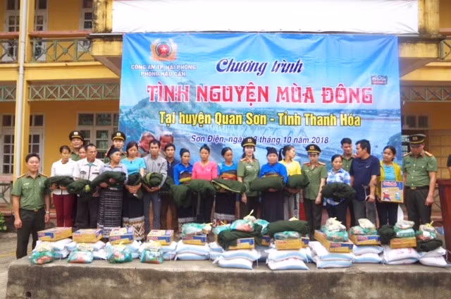 Đoàn công tác tặng quà cho người dân.