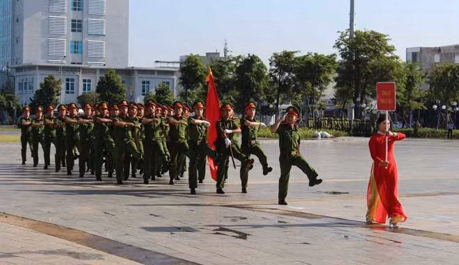 Phần thi duyệt đội ngũ và diễu binh.