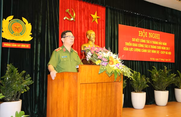 Thiếu tướng Đinh Văn Toản, Phó Giám đốc Công an TP Hà Nội phát biểu chỉ đạo hội nghị. Thiếu tướng Đinh Văn Toản, Phó Giám đốc Công an TP Hà Nội phát biểu chỉ đạo hội nghị.