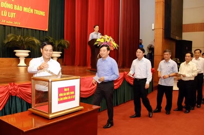 Chủ tịch UBND Thành phố cùng cán bộ UBND và các đại biểu tại buổi phát động tham gia ủng hộ đồng bào miền Trung.