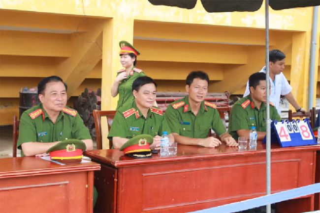 Lãnh đạo Bộ Tư lệnh dự khán, động viên, cổ vũ cho các vận động viên.