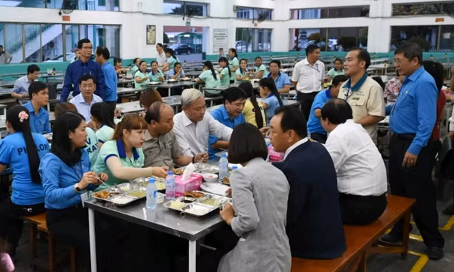 Thủ tướng cùng các công nhân dùng bữa tại nhà ăn tập thể. - Ảnh: VGP/Quang Hiếu