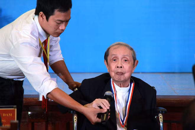 GS. TSKH Hoàng Thuỷ Nguyên tại lễ trao Giải thưởng Trần Đại Nghĩa.