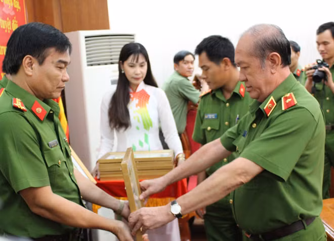 Thiếu tướng Nguyễn Phi Hùng - Phó Tổng cục trưởng Tổng cục Cảnh sát trao bằng khen tặng lực lượng Cảnh sát hình sự Công an TP Cần Thơ.
