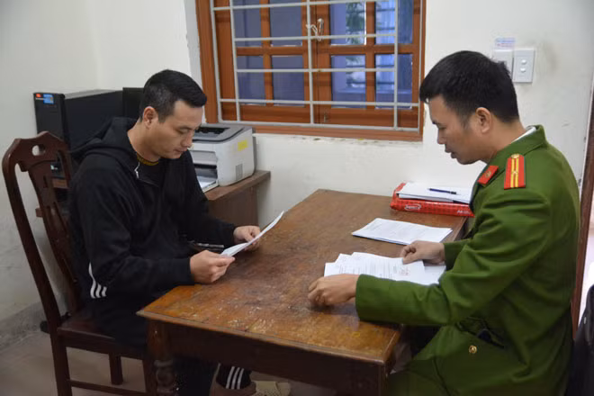 Cán bộ Phòng Cảnh sát hình sự làm việc với đối tượng cầm đầu Lê Tuấn Dũng