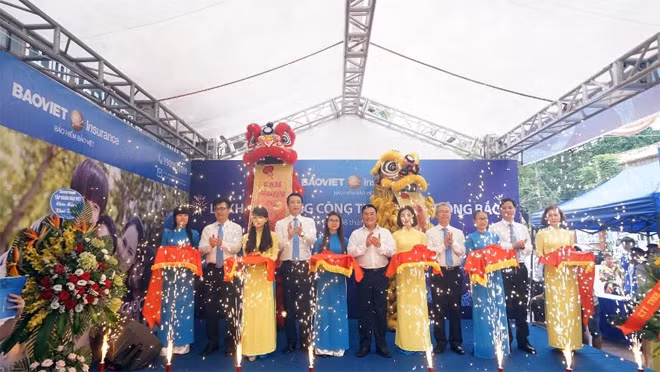 Lễ cắt băng khai trương thành lập Công ty Bảo Việt Đông Bắc.