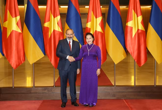 Chủ tịch Quốc hội Nguyễn Thị Kim Ngân và Thủ tướng Armenia Nikol Pashinyan. Ảnh: VGP/Nhật Bắc