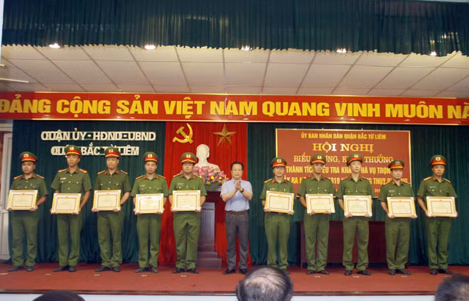 Các tập thể, cá nhân được UBND quận Bắc Từ Liêm tặng Giấy khen.