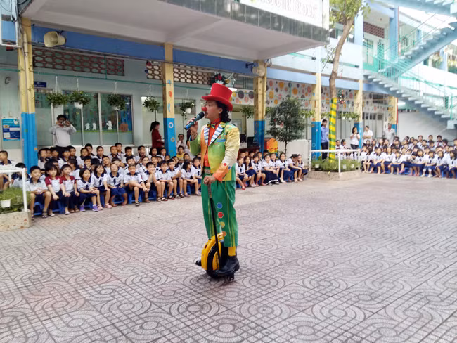 Con trai Minh Tâm của ông Đức đang biểu diễn tại một trường học.