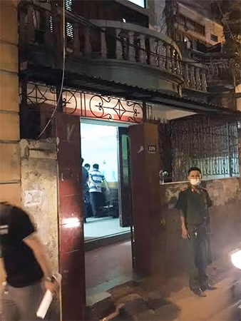 Lực lượng Công an khám nghiệm hiện trường vụ việc.